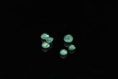 null Lot of six emerald cabochons on paper. 

Total weight : 1.66 ct.