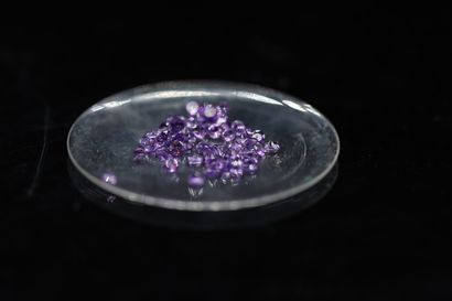 null Mixed sixty round amethysts on paper.



Total weight : 3.47 cts 



Average...