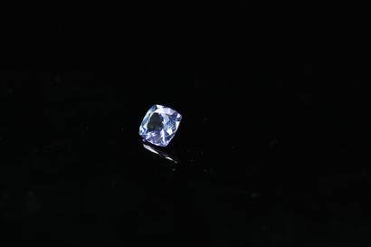 null Tanzanite radiant on paper.

Weight : 0.80 ct.
