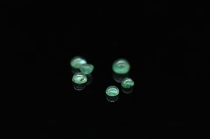 null Lot of six emerald cabochons on paper. 

Total weight : 1.66 ct.