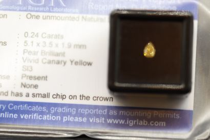 null Diamant "Vivid canary yellow" poire sur papier. 

Accompagné d'un certificat...