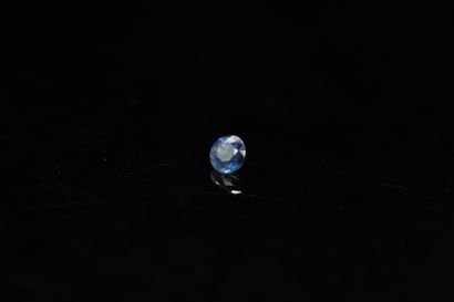 null Round sapphire on paper.

Weight : 0.59 ct. 



Dimensions : 4.6 mm diameter...
