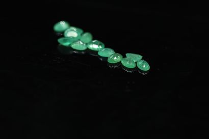 Lot of twelve oval emeralds on paper. 

Total...