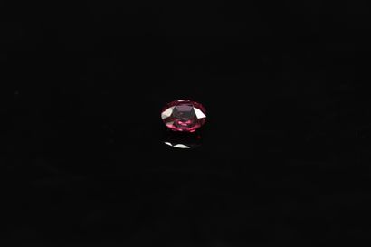 null Oval garnet on paper.



Weight : 1.46 ct.