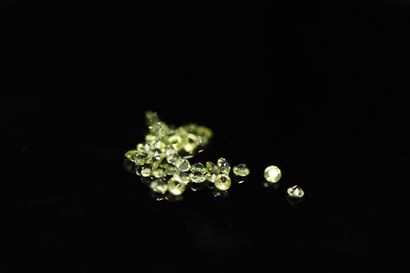 null Lot of thirty-five round peridots of paving on paper. 

Total weight : 4.35...
