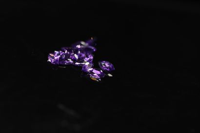null Lot of fifteen amethysts navette on paper. 

Total weight : 7.44 cts. 



Average...