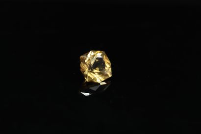 null Fancy cut citrine on paper. 

Weight : 3.14 cts. 



Dimensions : 9.6 mm ap...