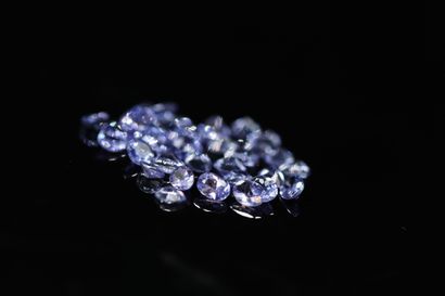 null Mixture of thirty five oval tanzanites on paper. 

Total weight : 5.41 cts....