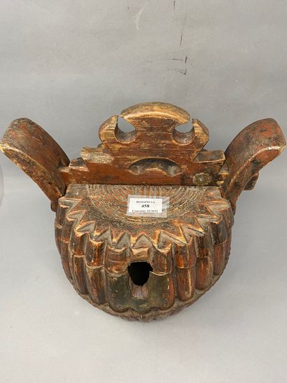 null 
Covered Chinese seal in wood with fluted body 

32 x 24,5 cm diameter
