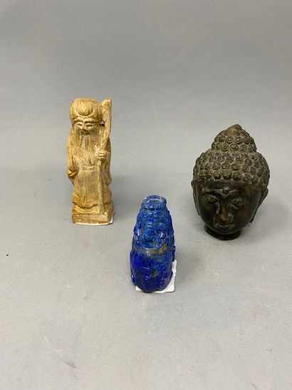 null Lot comprenant:

-tête de bouddha, XIXème siècle

- Tabatière en lapis lazuli...