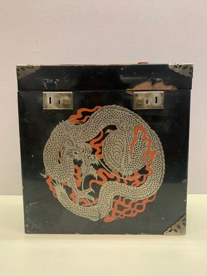 null Large lacquer box decorated with a dragon,

accidents and missing parts