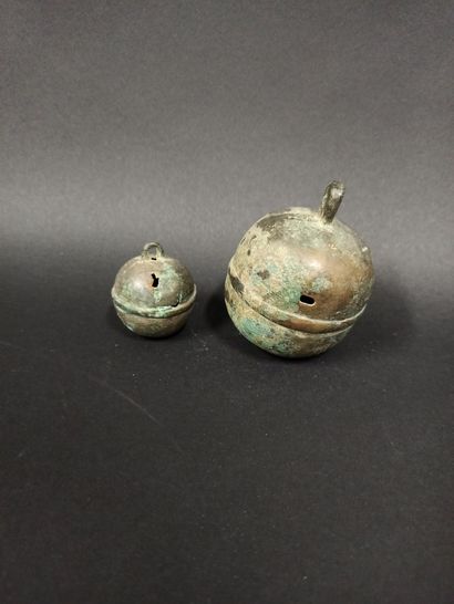 null Two small bells in bronze with a patina of excavation.

China

H. 3 to 6 cm