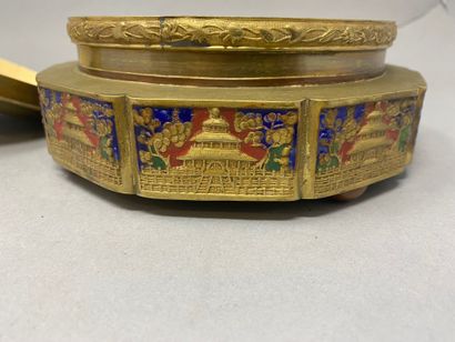 null Round box China in gilded brass 

Enamel decoration in the think and the seed

ceramic...