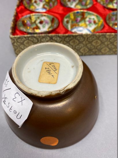 null Lot : 12 petits bols à saké fond animalié dns leur boîte 

Bol Chine décor de...
