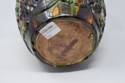 null CHINA - 20th century

Covered jar in stoneware enamelled with three colors (sancai)...