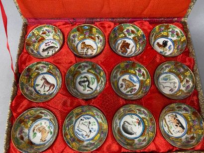null Lot: 12 small sake bowls with animal background in their box 

China bowl decorated...