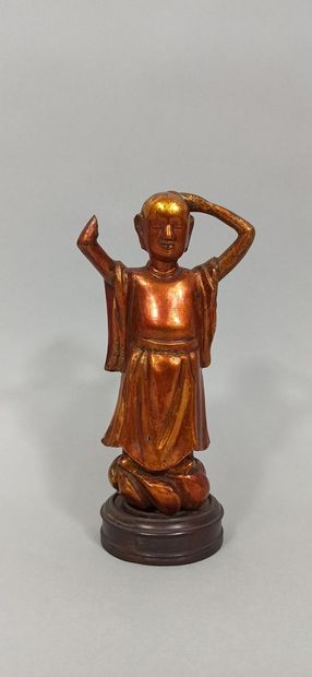 null CHINE - Vers 1900

Statuette en bois laqué or, représentant bouddha jeune se...
