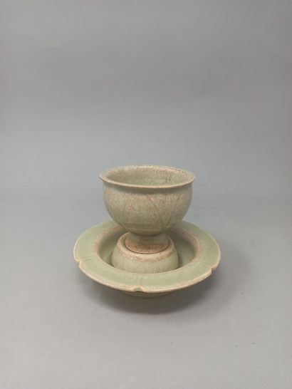 null Small glass and its saucer in porcelain with green glaze stylizing a flower.

Modern...