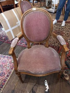 null Paire de fauteuils style Louis XVI
