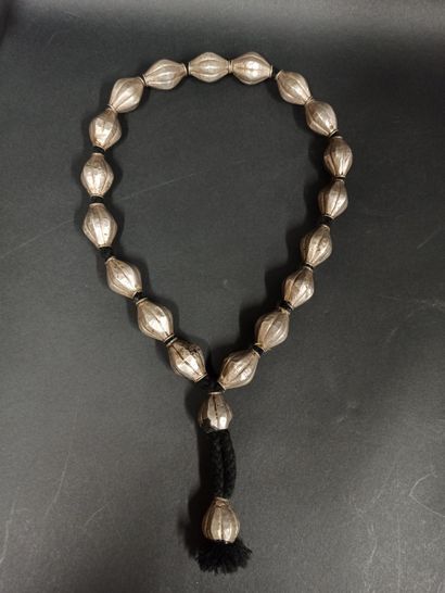 null Collier composé de perles en argent

Chine, région Miao, XXème siècle.

L. 70...