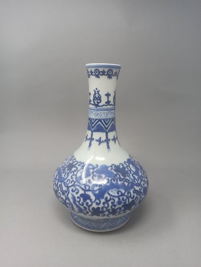 null Réunion de deux vases en porcelaine à décor bleu blanc de rinceaux et chauve-souris...