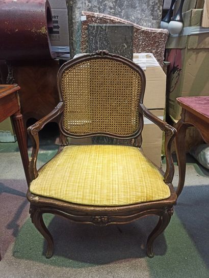 null 
Réunion d'un fauteuil canné de style Louis XV, assise en velours jaune et de...