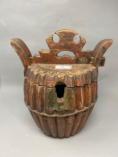 null 
Covered Chinese seal in wood with fluted body 

32 x 24,5 cm diameter
