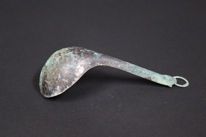 null Small ritual spoon in bronze with excavation patina

China or Vietnam

L. 18...