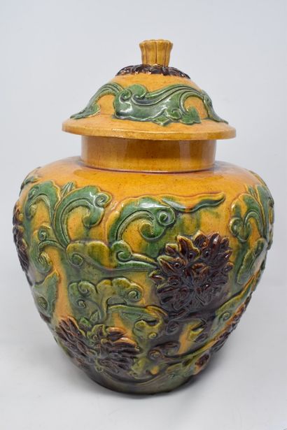 null CHINA - 20th century

Covered jar in stoneware enamelled with three colors (sancai)...