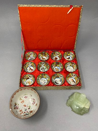 null Lot: 12 small sake bowls with animal background in their box 

China bowl decorated...