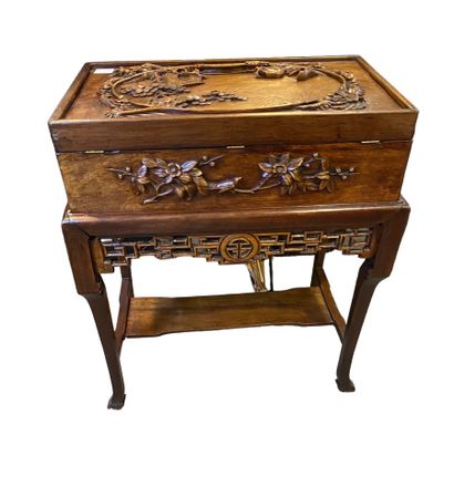 null 
Small Indochinese table in scupted wood with a leaf top decorated in relief...