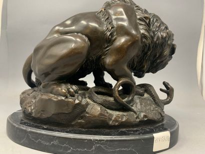 null BARYE Antoine Louis, d'après 

Lion au serpent

Bronze à patine brun foncé,...