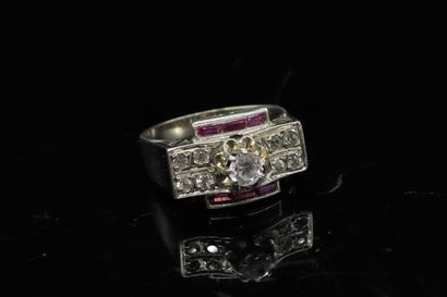 null 18K (750) white gold ring set with a white stone and two lines of calibrated...