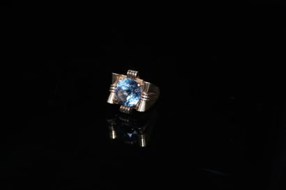 Ring in 18k (750) yellow gold set with a...