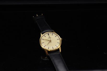 null OMEGA

Men's wristwatch, round gilt metal case, cream dial, stick indexes. 

Model...