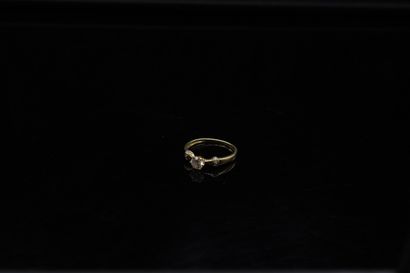 18k (750) yellow gold ring set with a round...