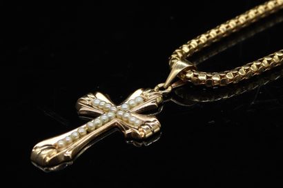 null Venetian chain and cross pendant decorated with pearls in 18K (750) yellow gold.

Eagle...