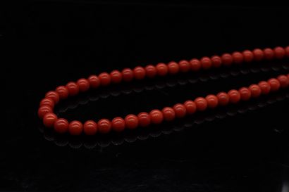 null Coral necklace, clasp in 18K gold (750).

Length: 42cm - Gross weight: 39.20...