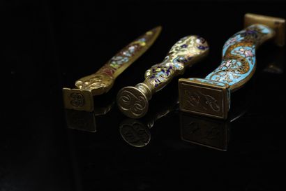 Lot of three seals in bronze and cloisonné...