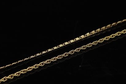 null Two chains in 18k (750) yellow gold :

- one with Byzantine link. Length of...