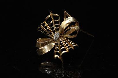 null Brooch knot in 18K (750) yellow and white gold decorated with small white stones....