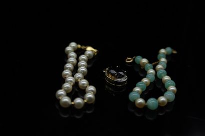 Lot including :

- a cultured pearl bracelet....