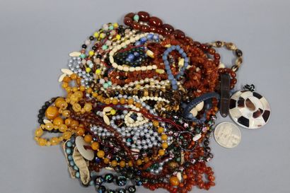 Strong batch of costume jewelry.