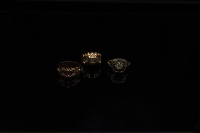 Lot of three rings in 18k (750) yellow gold...