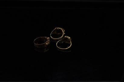 null Lot of three rings in 18k (750) yellow gold 

Gross weight: 8.94 g.