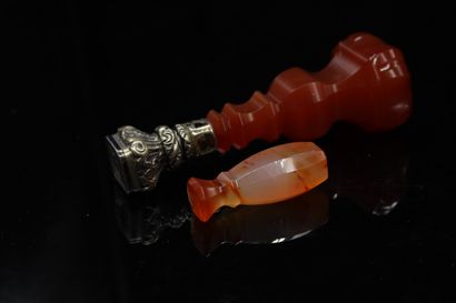 Lot of two seals in carnelian and metal.