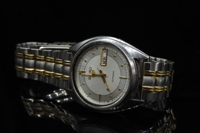 null ZENITH - SEIKO

Lot including : 

- a silvered and gilt metal watch, dial with...