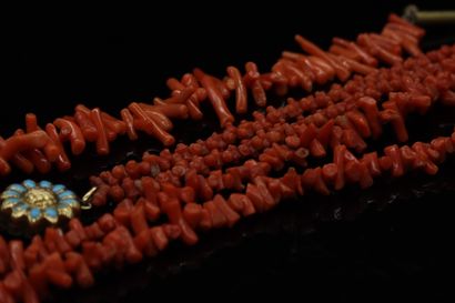 null Three jewels in coral strands :

- bracelet. Wrist size: about 15 cm.

- necklace...