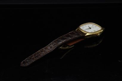 null OMEGA

Men's wristwatch, gilt metal case, white dial, date window, Roman numerals....