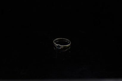 9k (375) white gold ring set with a small...